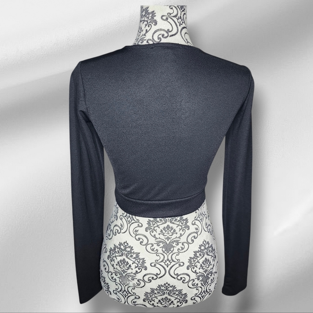 REVAMPED Cropped Top With Cut-out - Medium - Picture 4 of 5